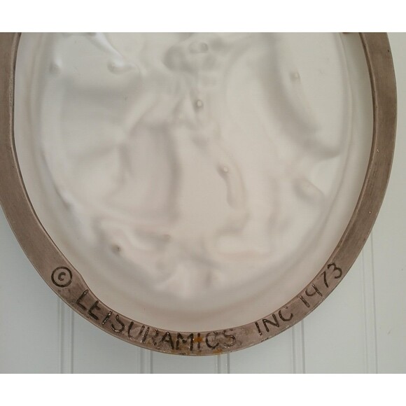 Vintage Ceramic Wall Plaque Children Kissing Under the Mistletoe Hand Painted - Picture 9 of 12